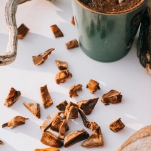 Raw Reishi mushroom pieces and a warm tea ritual for better sleep.